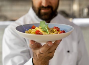 Chef apresentando um prato
